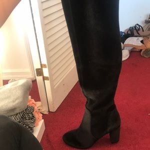 To the knee velvet boots